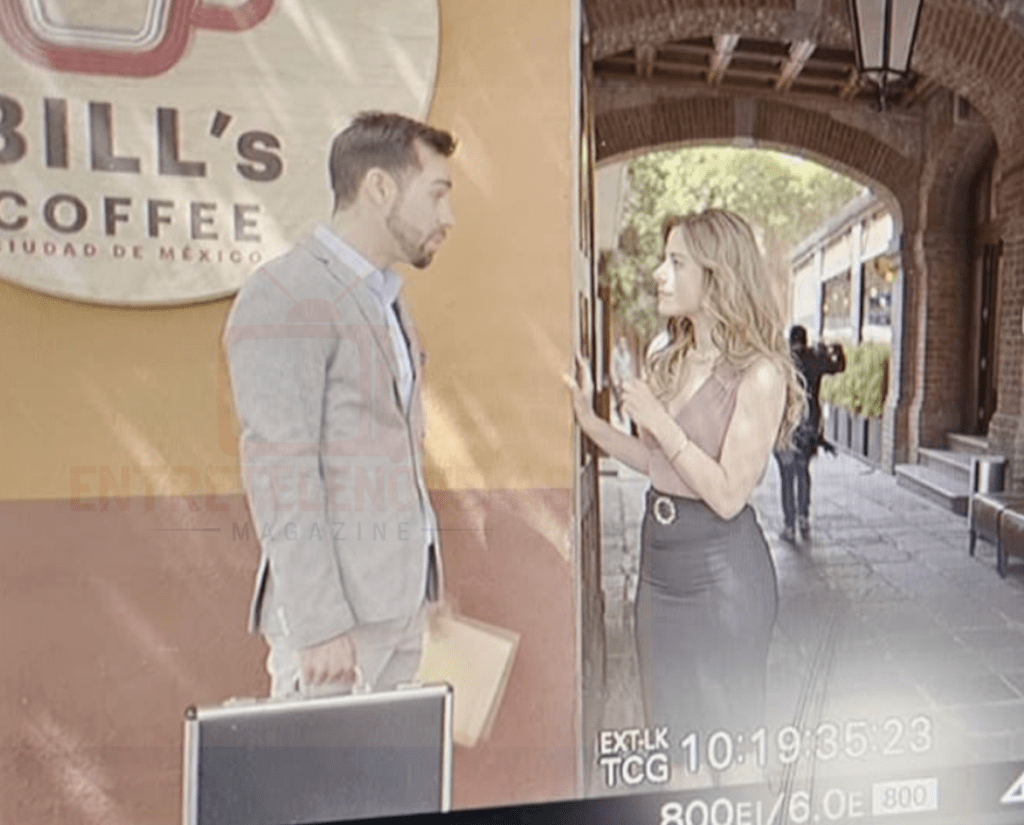 Una escena de la telenovela 'Papás x siempre' con dos actores conversando frente a un café llamado Bill's en la Ciudad de México.