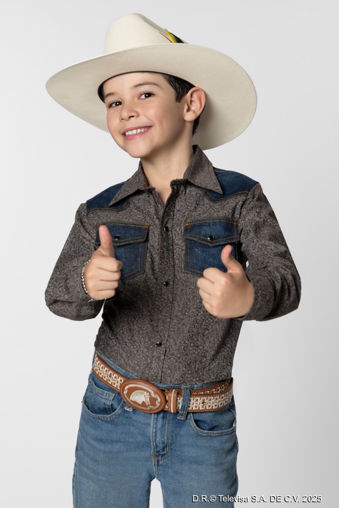 Retrato de Rodrigo Ríos, un niño de 11 años, sonriendo y mostrando el pulgar hacia arriba. Lleva una camisa oscura con detalles en azul y un sombrero blanco.