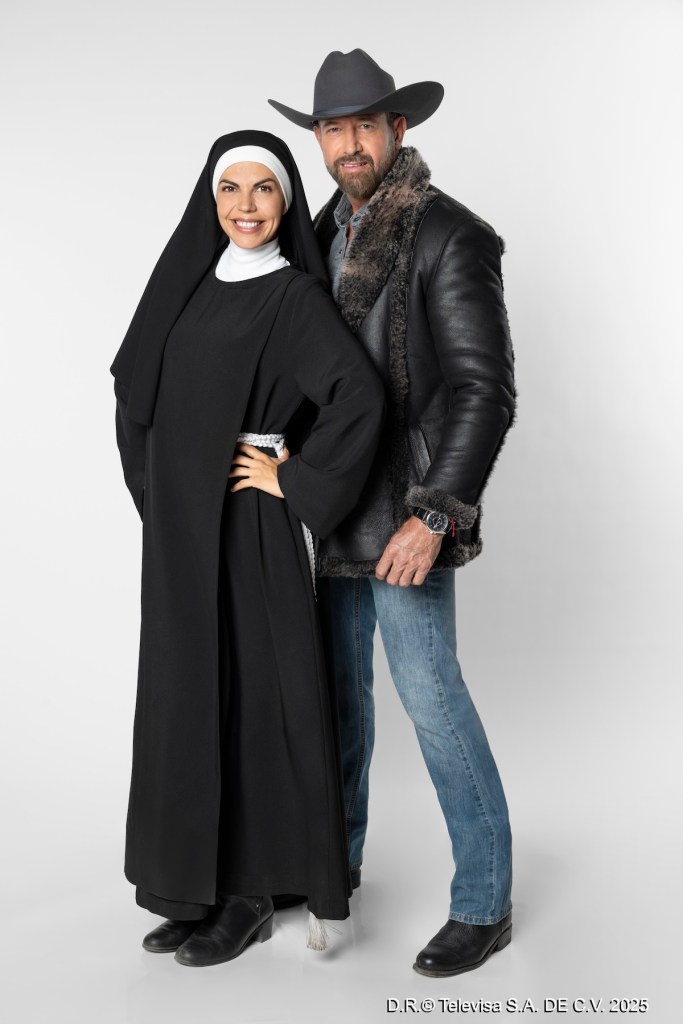 Dos personajes de la telenovela Monteverde posando juntos; una mujer vestida de monja y un hombre con sombrero y chaqueta, sonriendo frente a un fondo blanco.