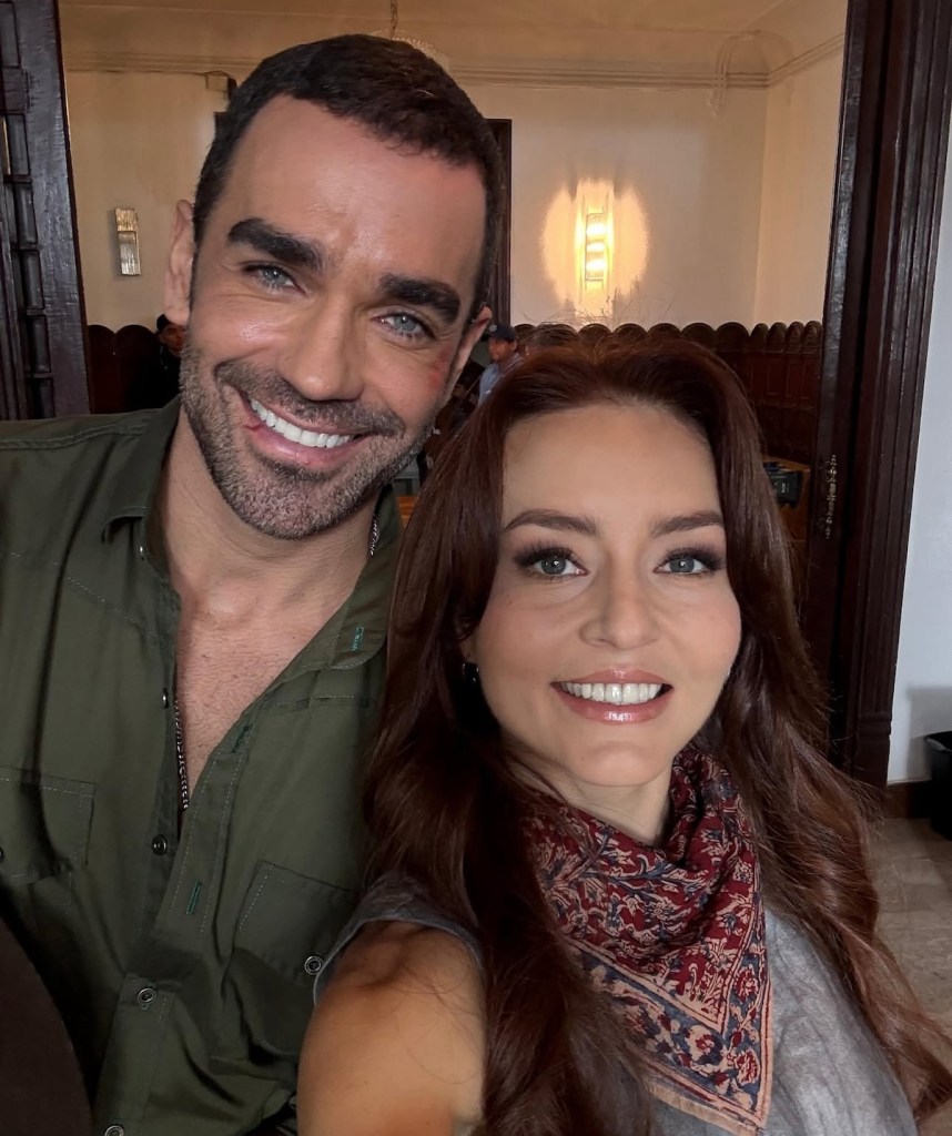 Bárbara López y Emmanuel Palomares posando juntos para una selfie, ambos sonriendo con una expresión amigable.