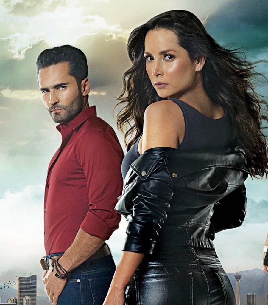 Retrato de dos personajes principales de la serie 'Sin senos sí hay paraíso', uno de pie a la izquierda con camisa roja y otro a la derecha con chaqueta negra mirando hacia atrás.