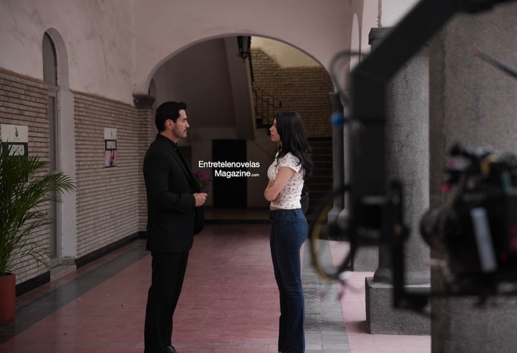 Escena de David Zepeda y Bárbara López en 'Los hilos del pasado', discutiendo en un pasillo con decoración clásica.