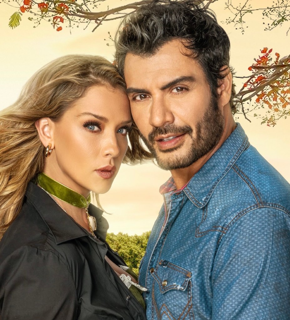 Retrato de los actores Carolina Miranda y Andrés Palacios, protagonistas de la telenovela 'Tierra de esperanza', con un fondo natural y ramos de hojas en el aire.