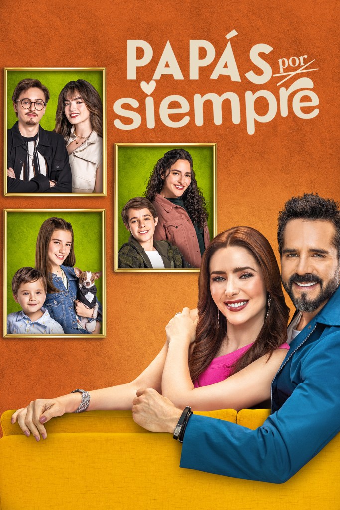 Cartel promocional de la telenovela 'Papás por siempre', destacando a varios personajes enmarcados y a los protagonistas en un sofá amarillo.