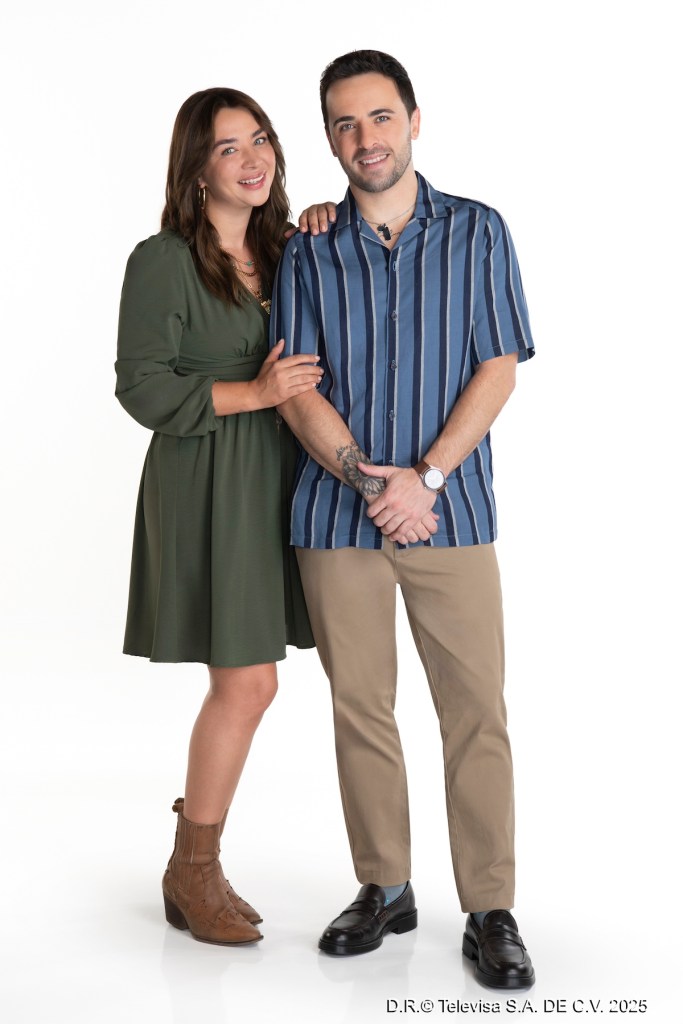 Retrato de los personajes principales de la telenovela _Papás por siempre_, con una mujer vestida con un vestido verde y un hombre con una camisa de rayas, sonriendo juntos.