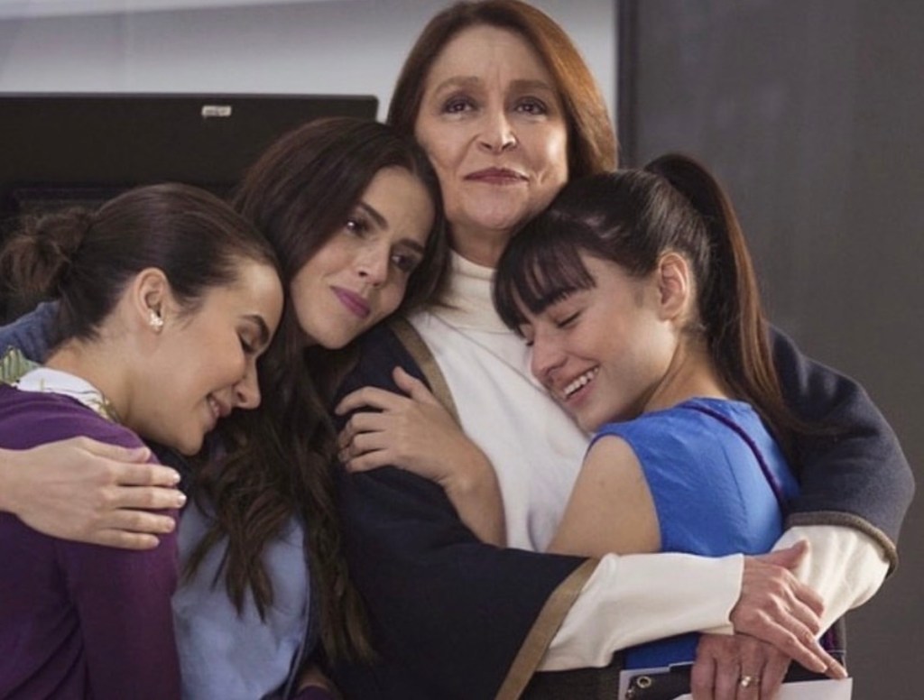 Cuatro mujeres abrazadas en un entorno íntimo y cálido, mostrando afecto y conexión emocional entre ellas.
