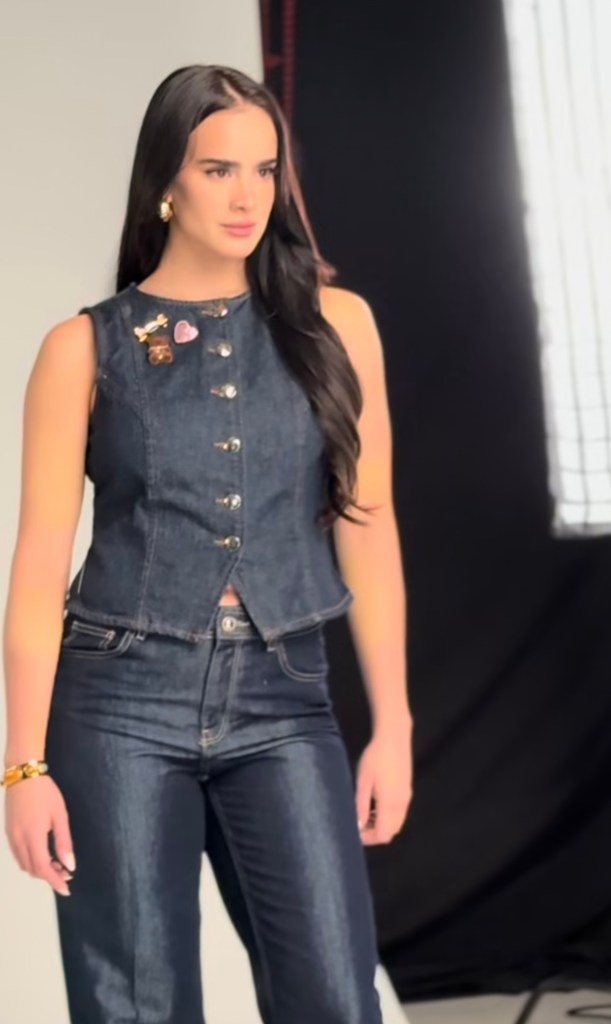 Gala Montes posando con un atuendo de mezclilla, mostrando una expresión serena durante una sesión fotográfica.