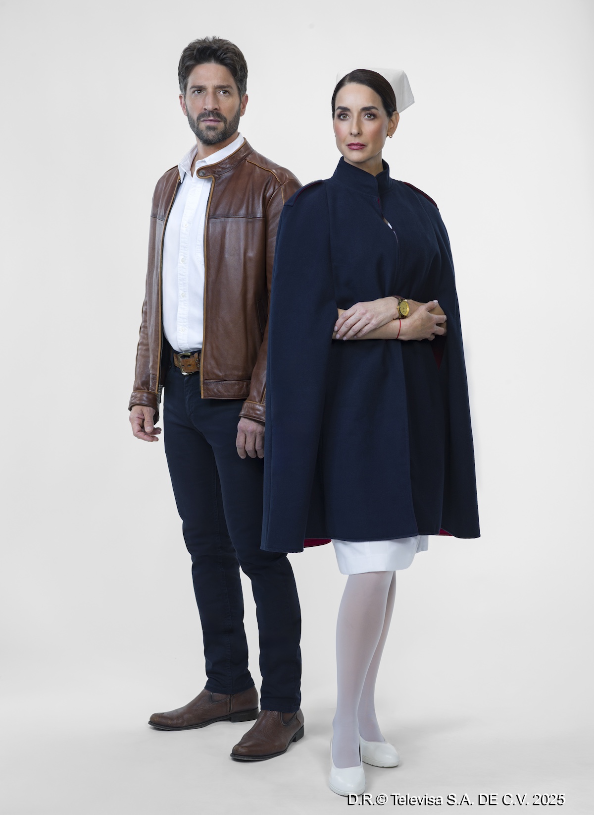 Personajes principales de la telenovela _Mi verdad oculta_, un hombre con chaqueta de cuero y una mujer con un uniforme de enfermera, posando en un fondo blanco.