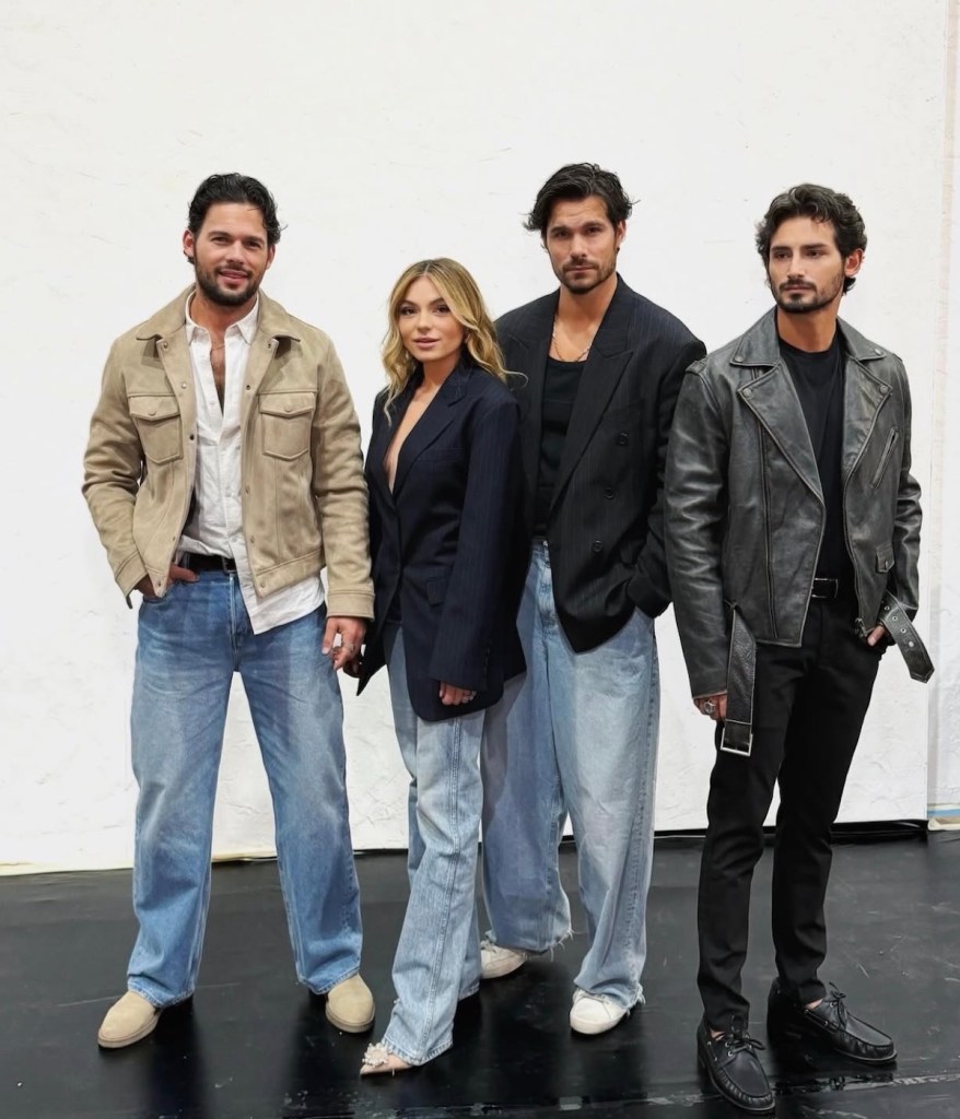 Cuatro personas posando en un fondo blanco, vestidas con moda contemporánea. Dos hombres a la izquierda y dos a la derecha, con looks casuales y elegantes.