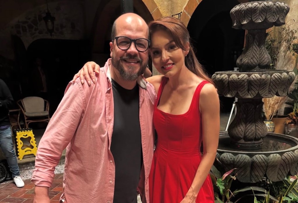 Carlos Cock, el director de las estrellas, ahora en Telemundo con ‘Sin senos sí hay paraíso’