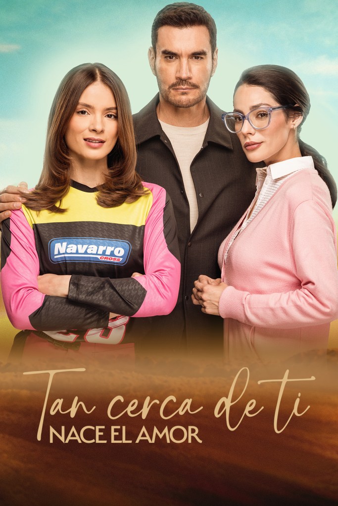 Tres personas posando juntas, una mujer con un traje deportivo rosa, un hombre en el centro y otra mujer con gafas y suéter rosa, con el texto 'Tan cerca de ti nace el amor' en la parte inferior.