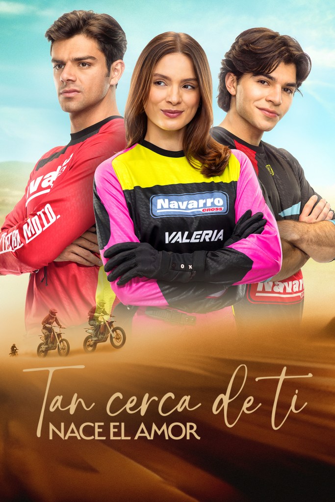 Tres personajes posan, dos hombres a los lados y una mujer en el centro, vestidos con ropa de motocross. Se destaca el texto 'Tan cerca de ti nace el amor' en la parte inferior.